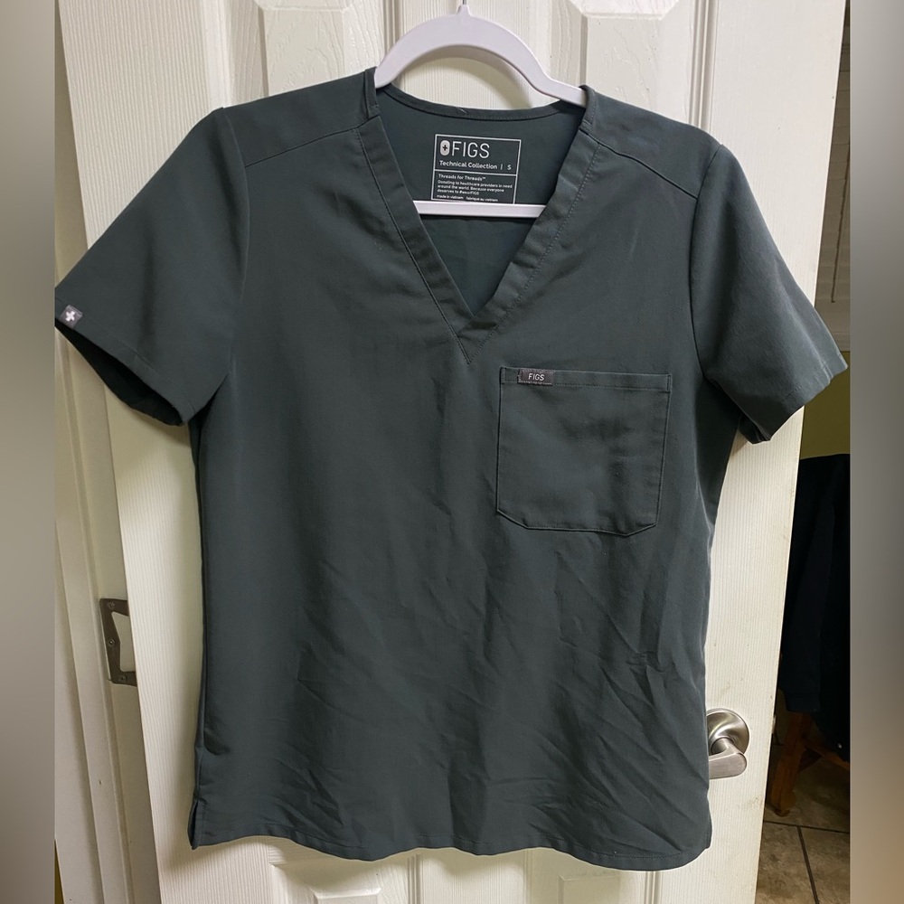 FIGS SCRUB TOP